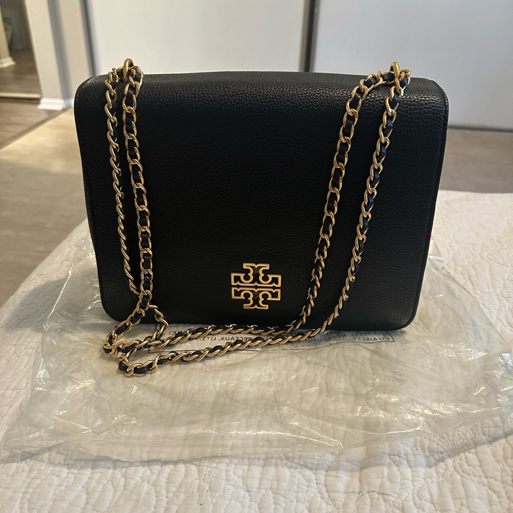 Britten Tory Burch Black Crossbody Bag with Gold Chain
